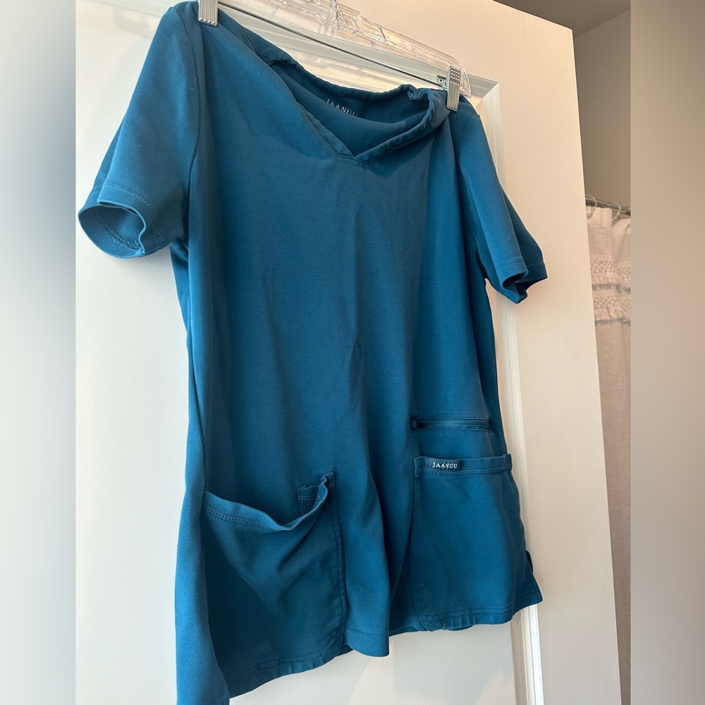Jaanuu Scrub Top
